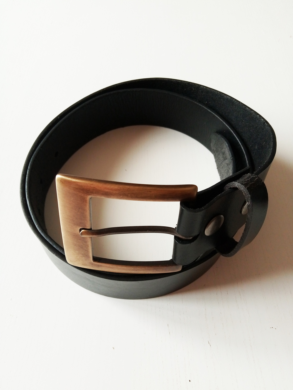 C16/A07 - Ceinture cuir noire avec boucle de ceinture vieux laiton brossé	