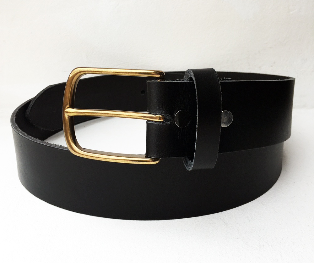 CPF14 - Ceinture cuir noir modèle "classique" avec boucle de ceinture finition laiton massif