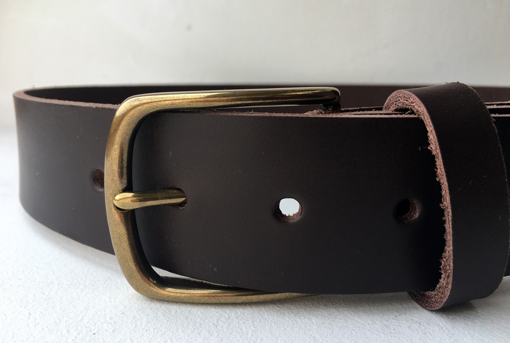 CPF14B - Ceinture cuir marron modèle "classique" avec boucle de ceinture finition laiton massif